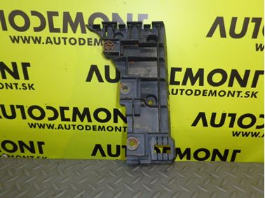 8D0807284AA - Pravý držiak predného nárazníka - Audi A4/S4/Avant/quattro 1999 - 2001